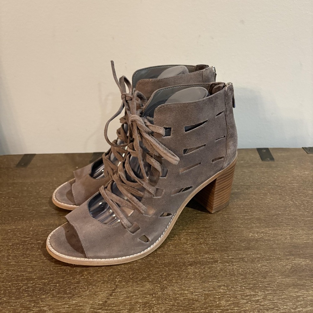 Vince Camuto VC-Tressa Sandals Womens Size 7.5W Gray‎ Cutout Lace Up Block Heel